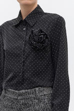 Load image into Gallery viewer, BLUSA FLOR CON STRASS